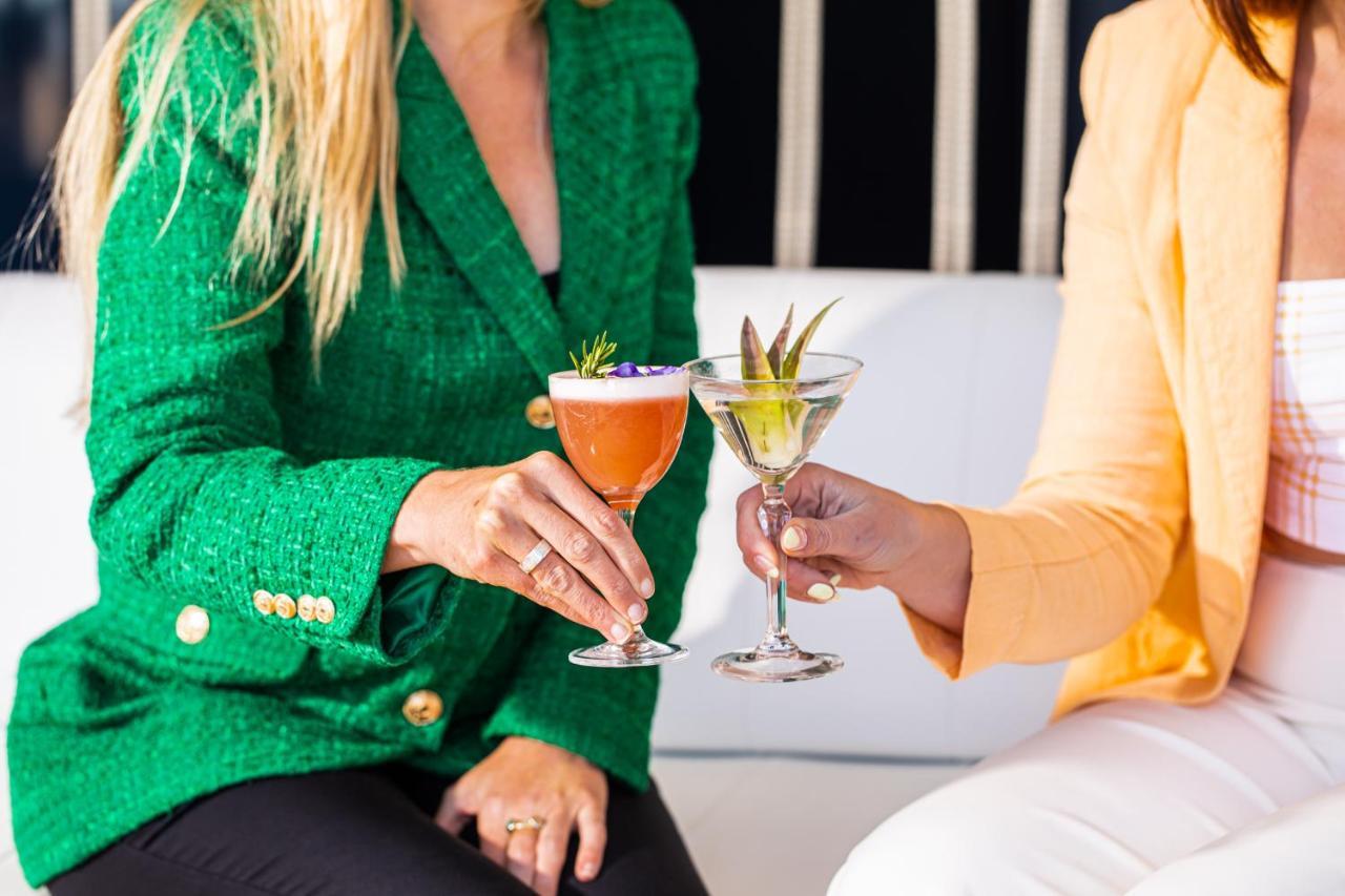 Hyatt Regency Sydney Hotel Eksteriør billede Two women toasting with cocktails