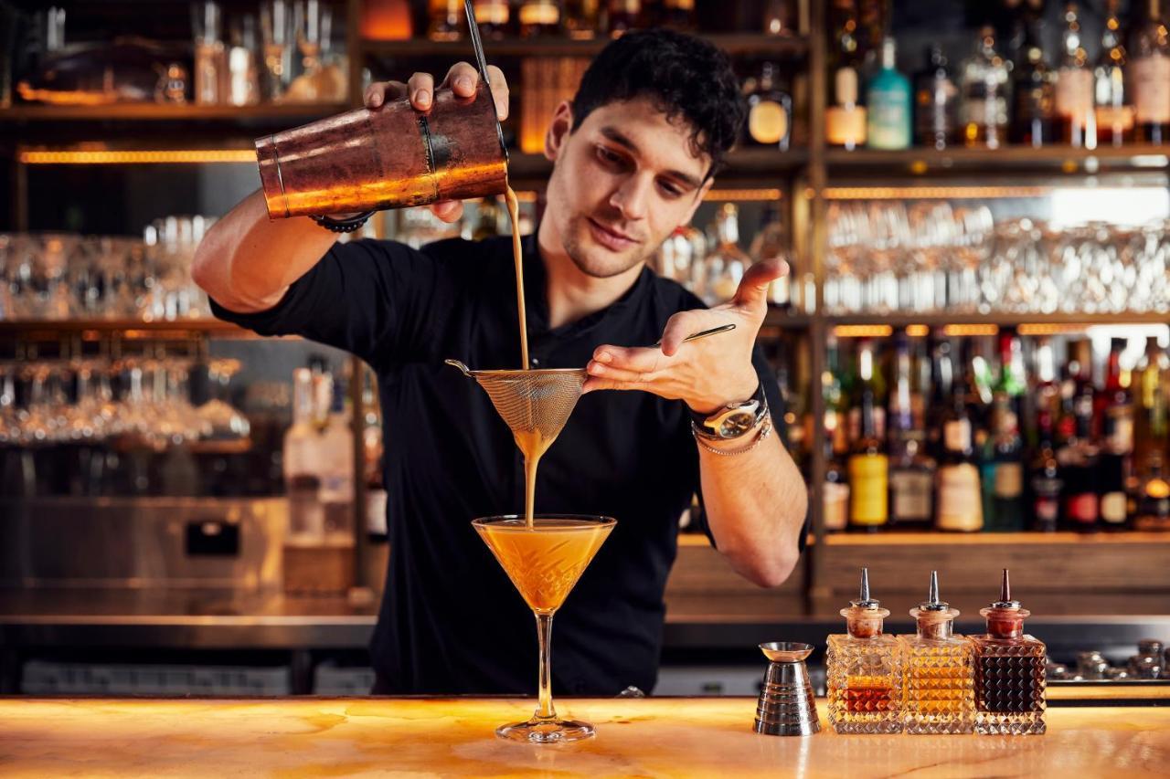 Hyatt Regency Sydney Hotel Eksteriør billede A bartender pouring a cocktail