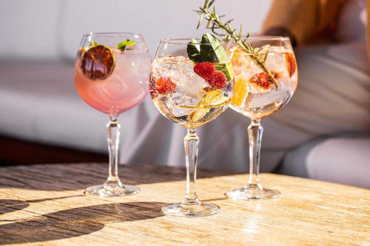 Hyatt Regency Sydney Hotel Eksteriør billede G&T served with garnishes