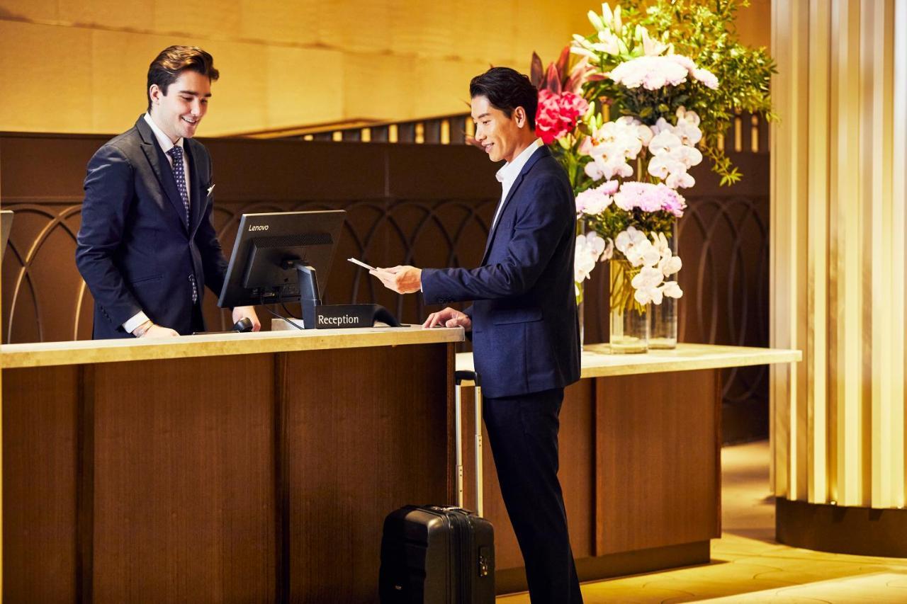 Hyatt Regency Sydney Hotel Eksteriør billede A guest checking in at the front desk of a hotel