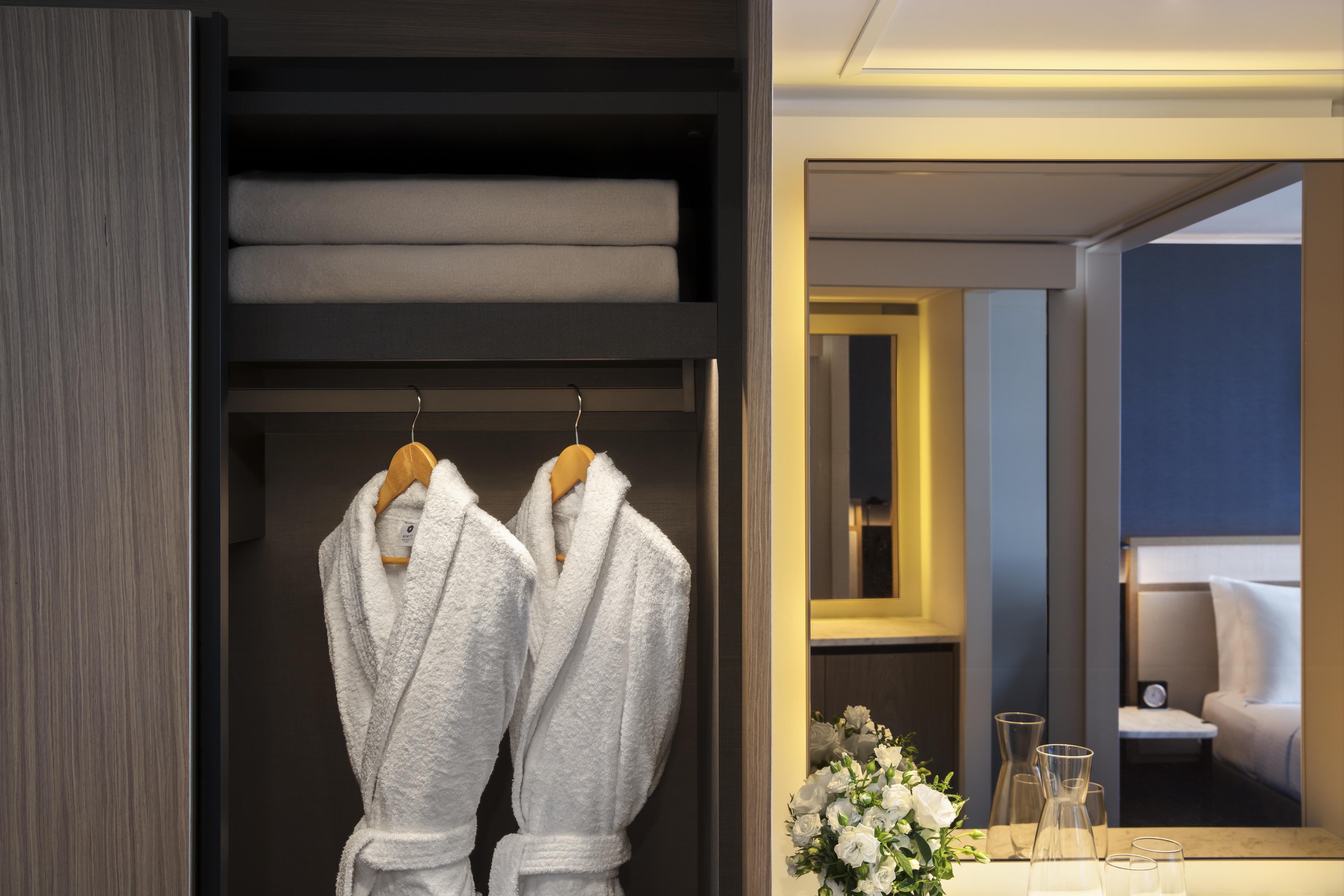 Hyatt Regency Sydney Hotel Eksteriør billede A closet with robes